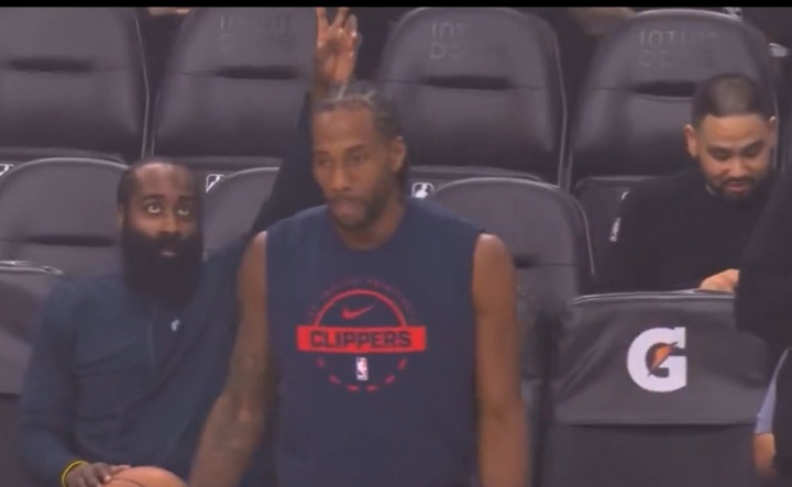 官方入口-童心未泯!小卡赛前投篮热身 哈登在其身后摆出“兔耳朵”手势